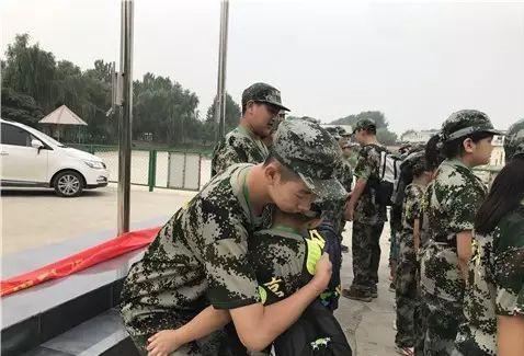 西安亮剑军事夏令营让孩子学会谦让