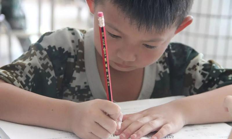 军事夏令营帮助改正孩子贪玩的毛病